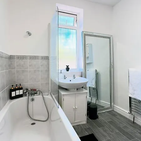 Holiday home Cross Heath House